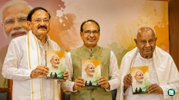 Shivraj Singh Chouhan, M. Venkaiah Naidu, and H.D. Deve Gowda at the book launch of Apnapan