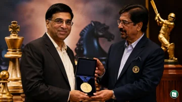 Viswanathan Anand holding the SJFI Gold Medal and citation at the Madras Cricket Club in Chennai